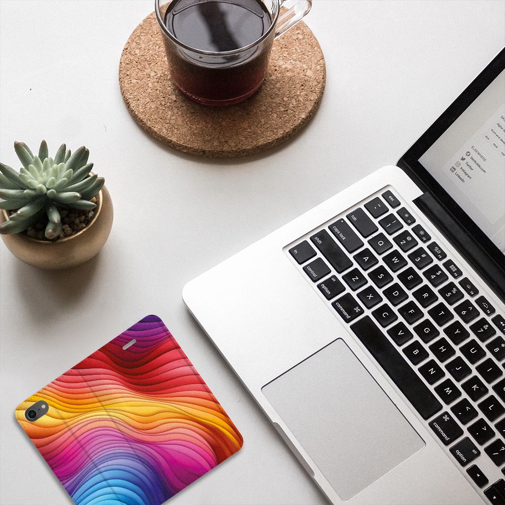 Stand Case voor iPhone 7 | 8 | SE (2020) | SE (2022) Regenboog met kleurrijke golfpatronen op een bureau met laptop ☕.