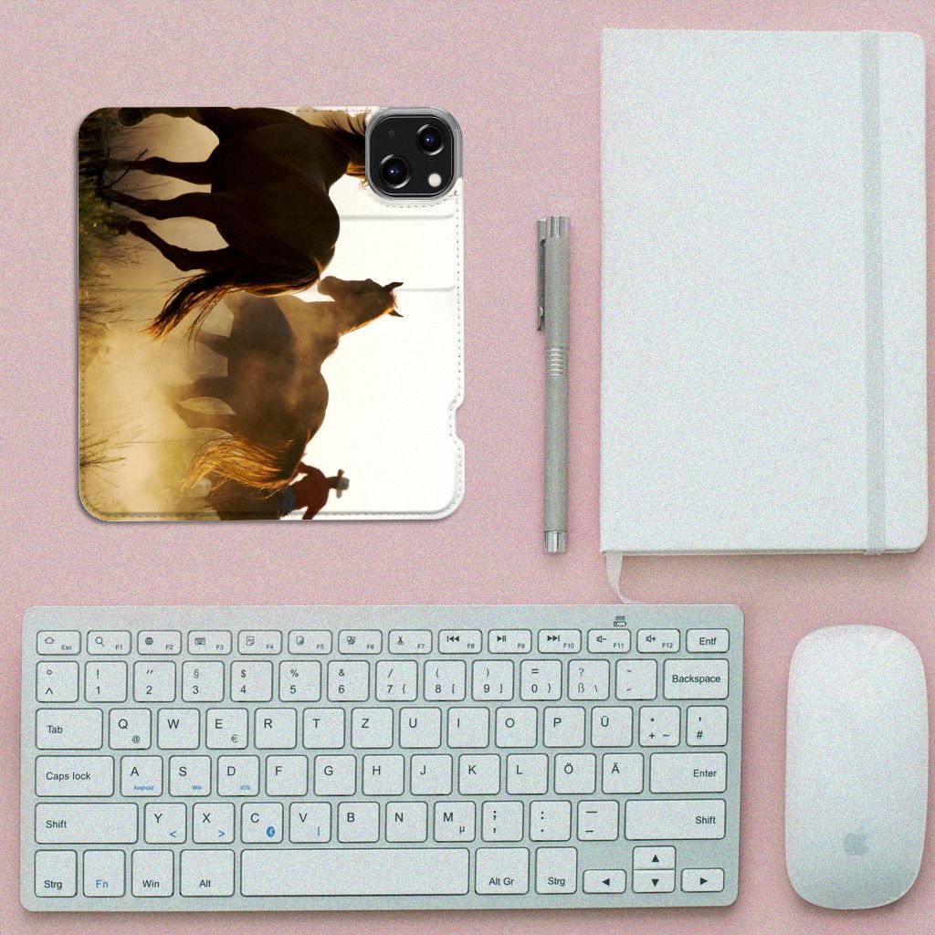 iPhone 14 Hoesje maken Design Cowboy met silhouet van paarden en cowboy in een rustige omgeving.