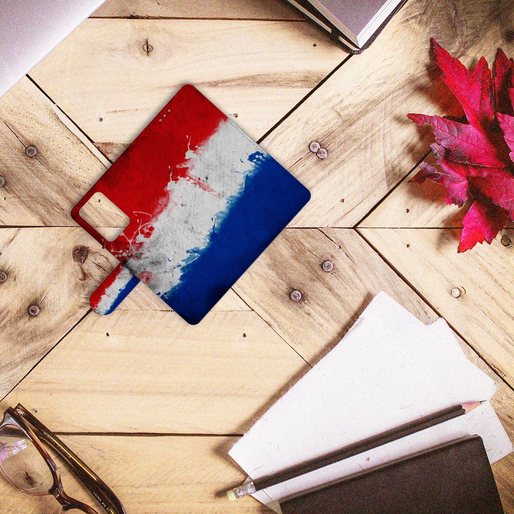 Xiaomi Redmi Note 10 Pro Bookstyle Case Nederland op houten tafel met Nederlandse vlag design.