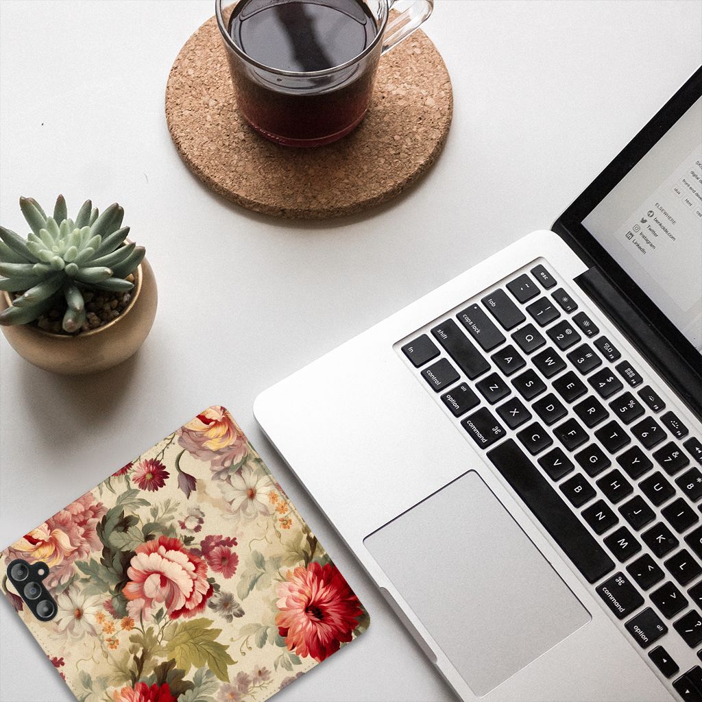 Smart Cover voor Samsung Galaxy A14 5G Bloemen op een bureau naast een laptop en een plant.