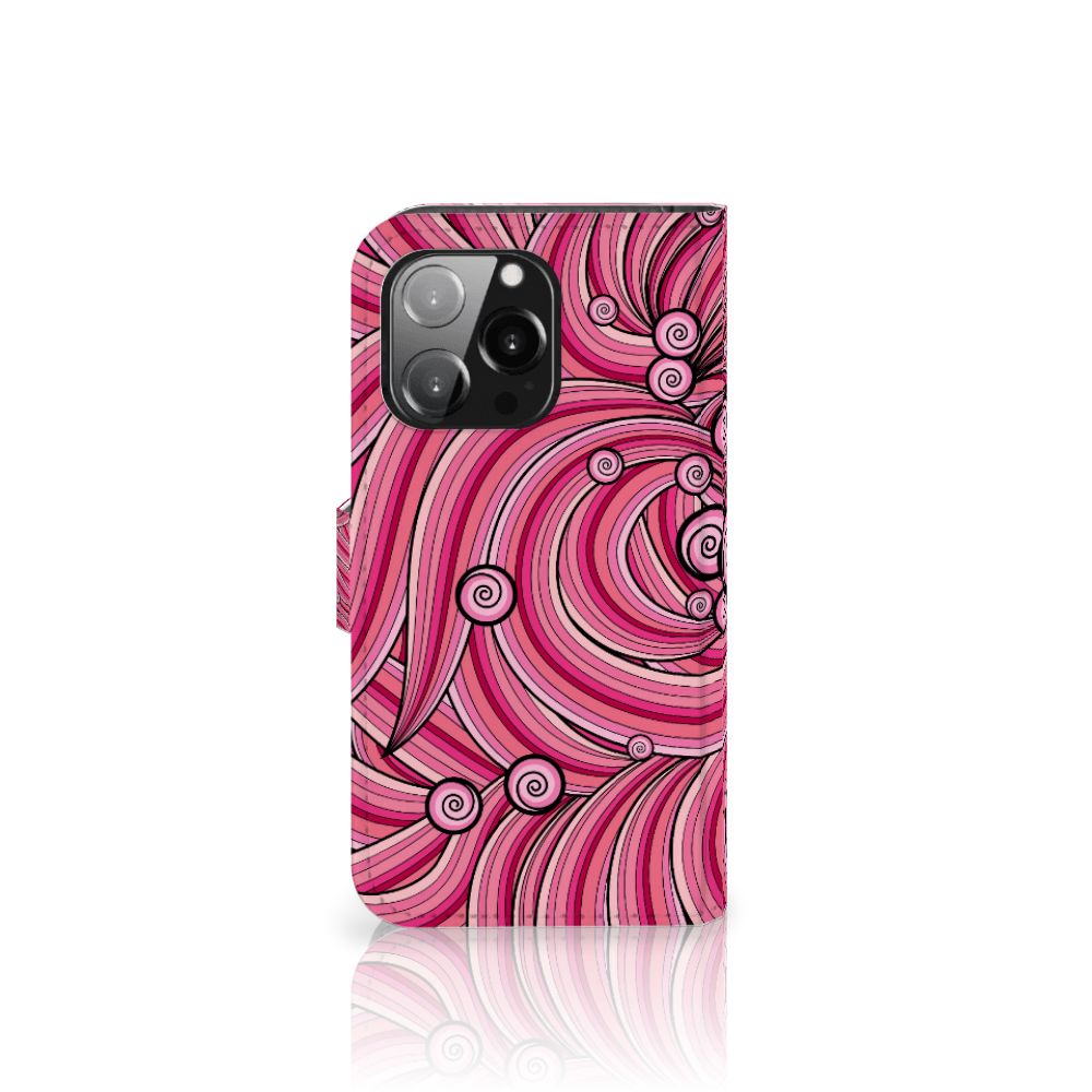 iPhone 13 Pro Hoesje Swirl Pink met kleurrijk design van spiralen in subtiele tinten.