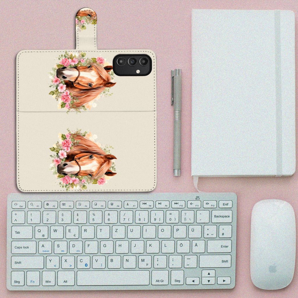 Telefoonhoesje met Pasjes voor Samsung Galaxy A14 4G Paard op een bureau met toetsenbord en notitieboek.