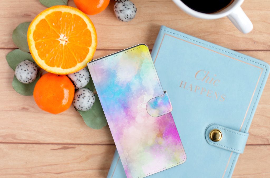 Hoesje Samsung Galaxy S24 Ultra Watercolor Light met pastelkleuren op een houten tafel met fruit en een notitieboek.