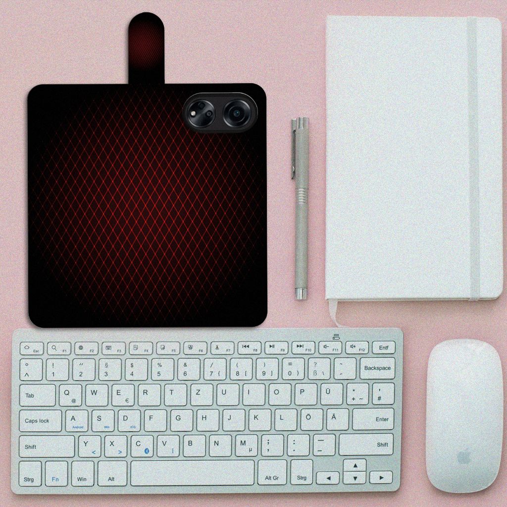 OPPO A98 5G Telefoon Hoesje Geruit Rood met toetsenbord en notitieboekje op een bureau.