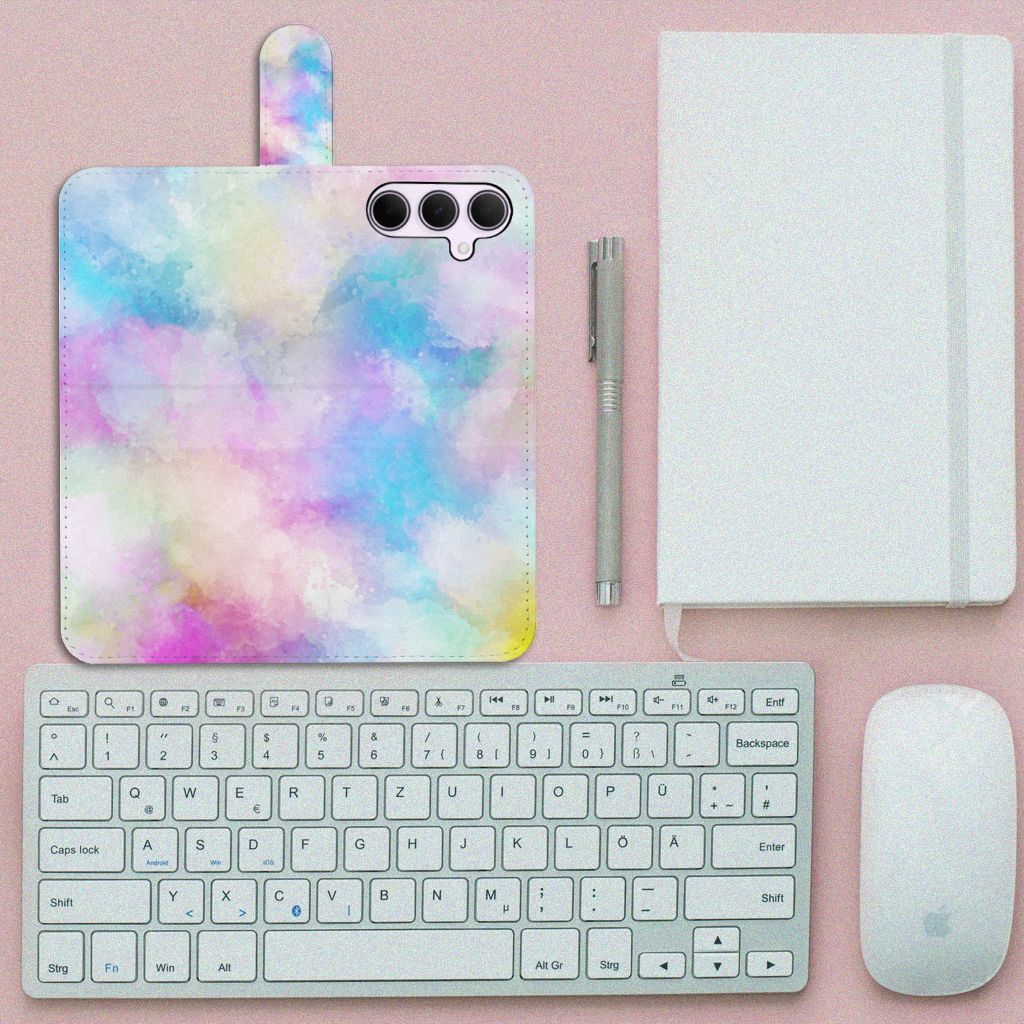Hoesje Samsung Galaxy A35 Watercolor Light op een bureau met toetsenbord en notitieboek.