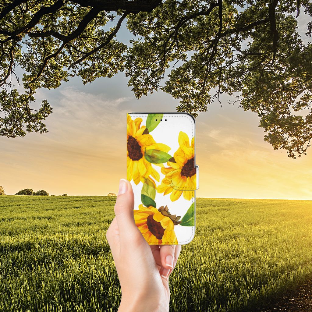 Hoesje voor Apple iPhone 13 Zonnebloemen in de hand met zon en groene velden op de achtergrond.
