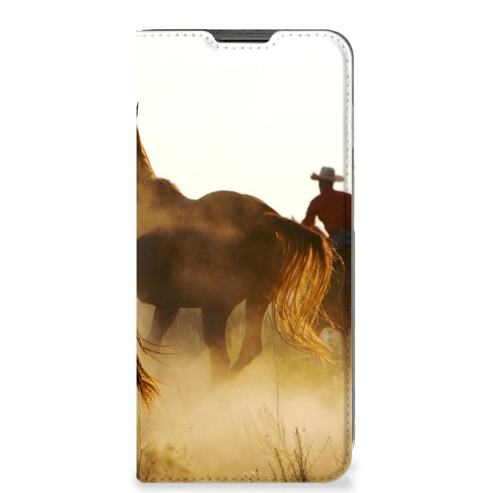Motorola Moto G22 Hoesje maken Design Cowboy met silhouet van cowboy en paarden in de mist.