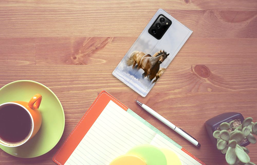 Samsung Galaxy Note 20 Ultra Hoesje maken Paarden op een houten tafel met een kopje koffie en notitieboek.