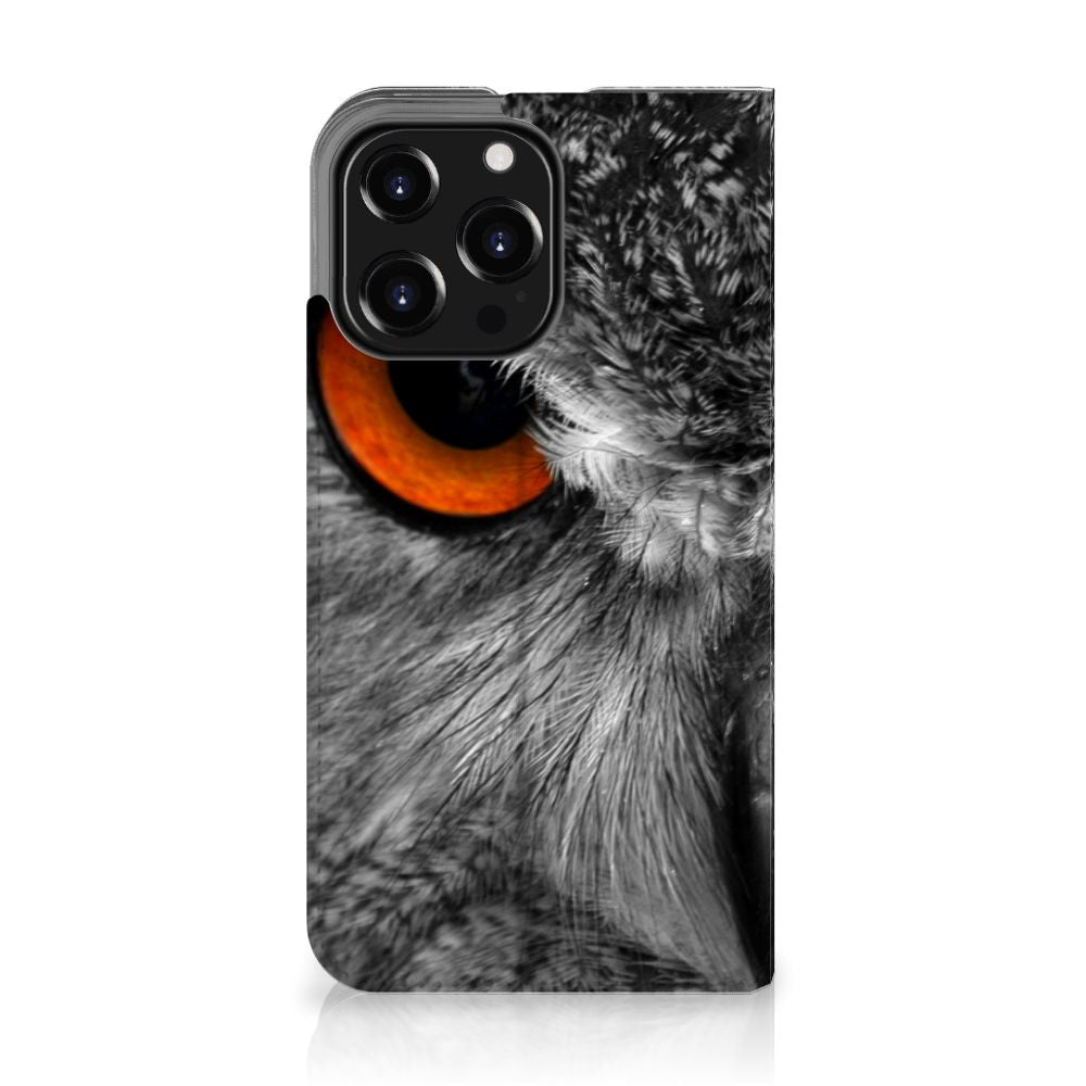 iPhone 13 Pro Hoesje maken Uil met een detailopname van een uil met feloranje oogkleur 🦉.