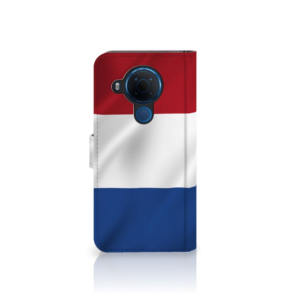Nokia 5.4 Bookstyle Case Nederlandse Vlag met artistiek ontwerp van de Nederlandse vlag in rood, wit en blauw.
