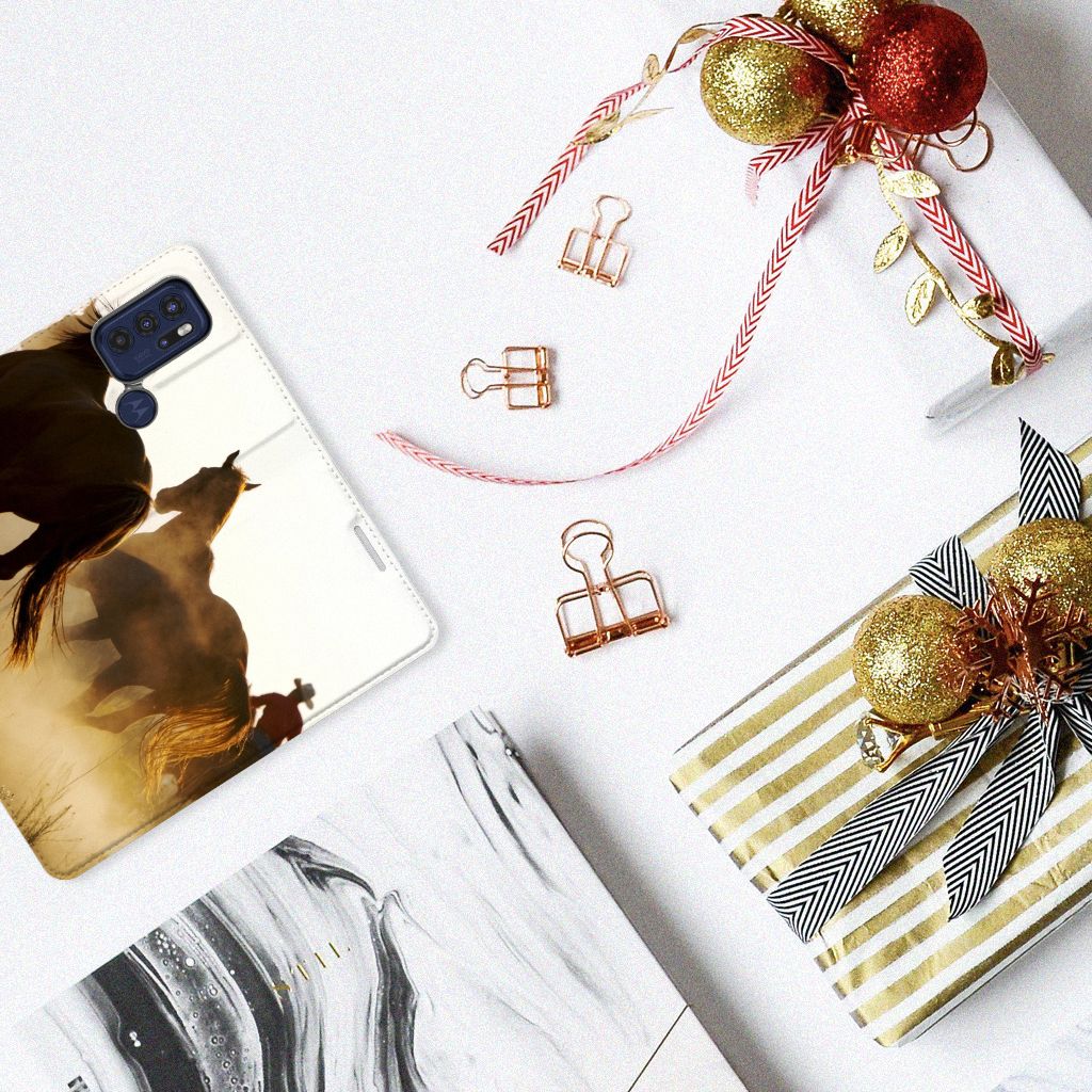 Motorola Moto G60s Hoesje maken Design Cowboy met paardenprint op een stijlvolle ondergrond.