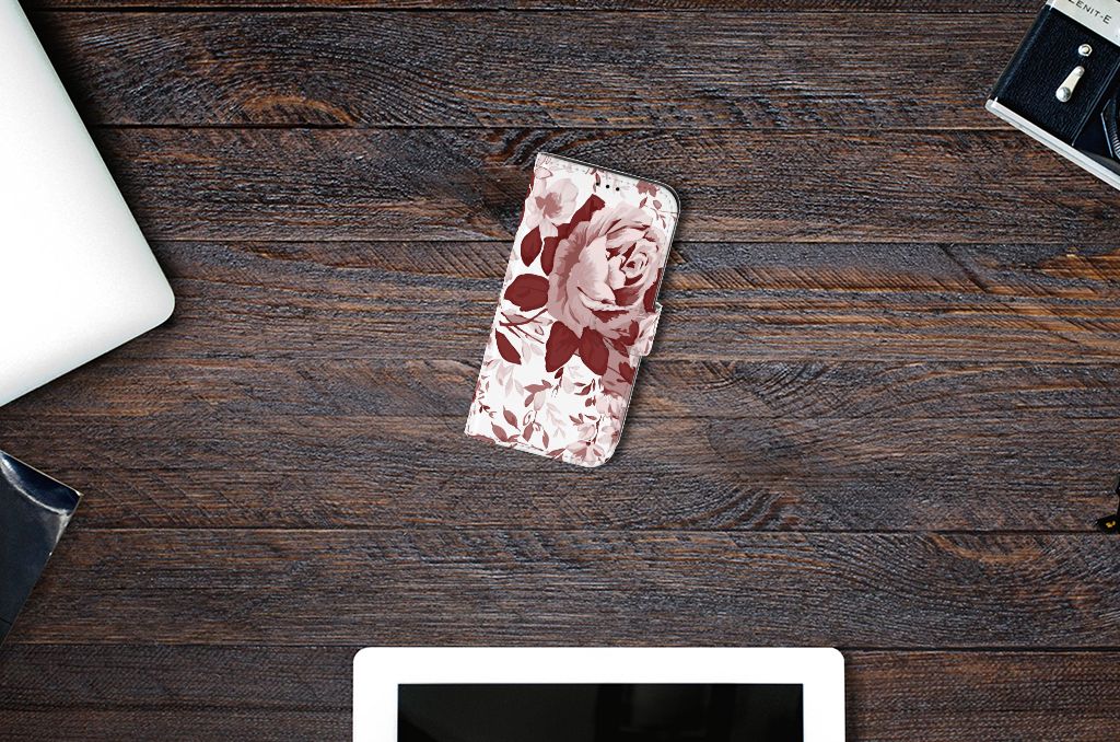 Hoesje Apple iPhone 13 Watercolor Flowers met elegante bloemenprint op een houten tafel.