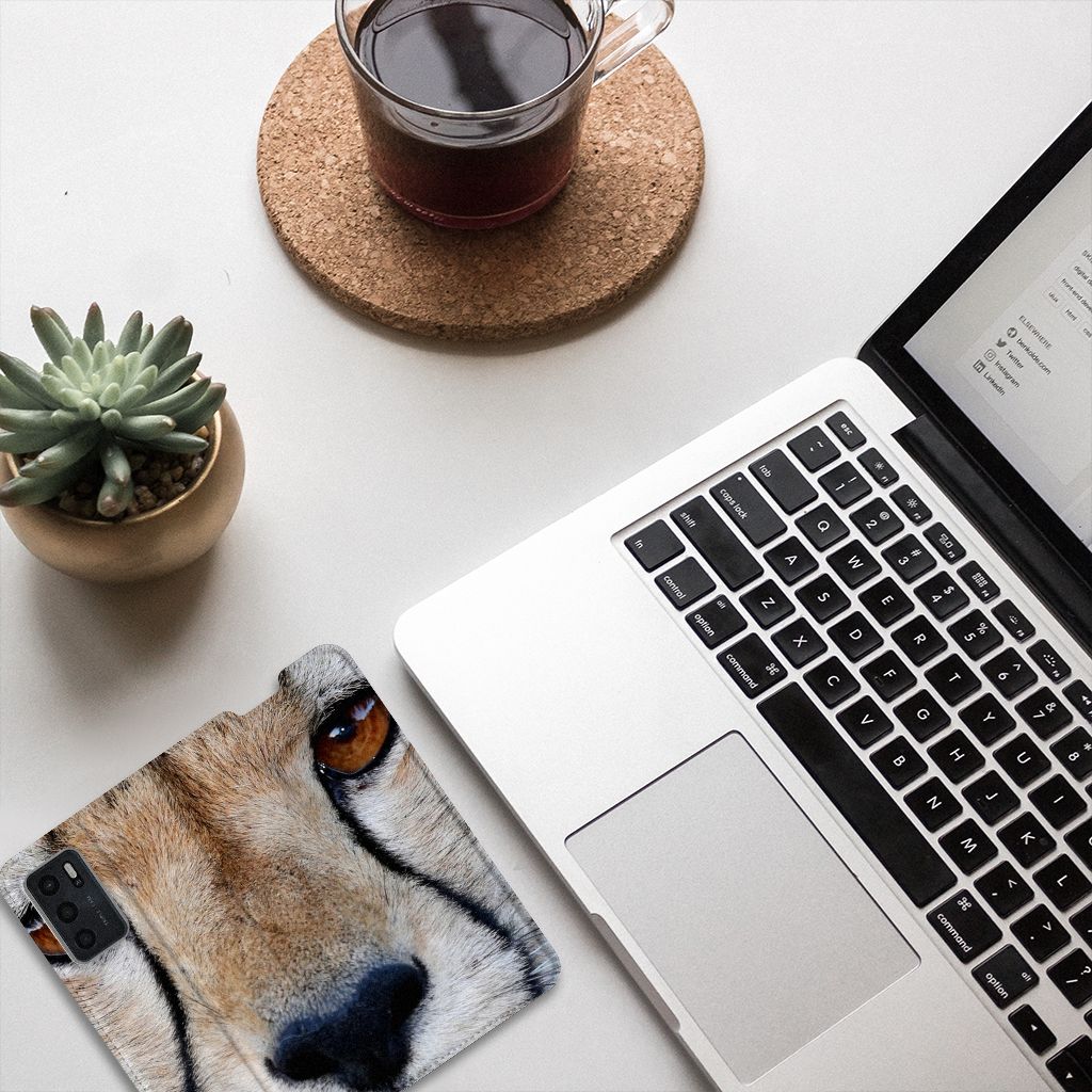 OPPO A54s | A16 | A16s Hoesje maken Cheetah close-up design op een bureau met laptop en plant