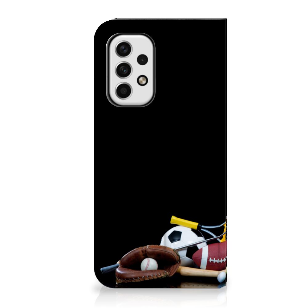 Samsung Galaxy A23 Hippe Standcase Sports met sportuitrusting op een zwarte achtergrond