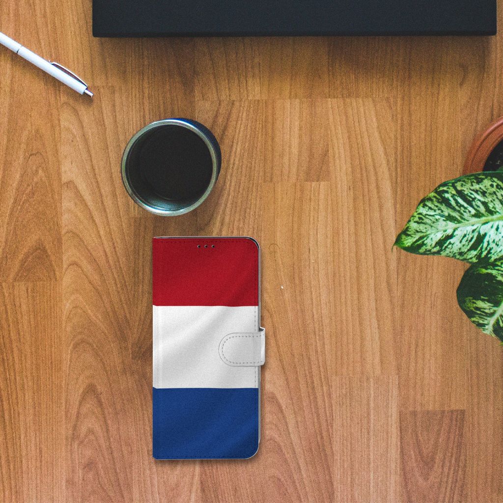 Samsung Galaxy S21 Ultra Bookstyle Case Nederlandse Vlag op houten tafel met koffie en planten