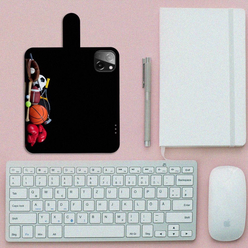 iPhone 13 Mini Wallet Case met Pasjes Sports met sport accesoires op een bureau met toetsenbord en notitieboek
