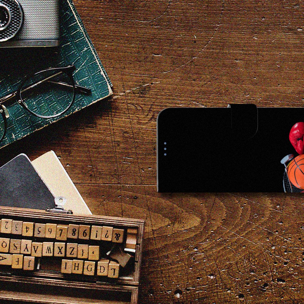 Xiaomi 11 Lite 5G NE | Mi 11 Lite Wallet Case met Pasjes Sports design with basketball theme on wooden table.