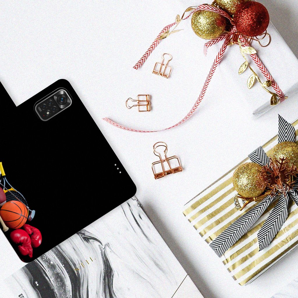 Xiaomi Redmi Note 11/11S Wallet Case met Pasjes Sports met sportafbeeldingen van basketbal en boksen op een tafel.