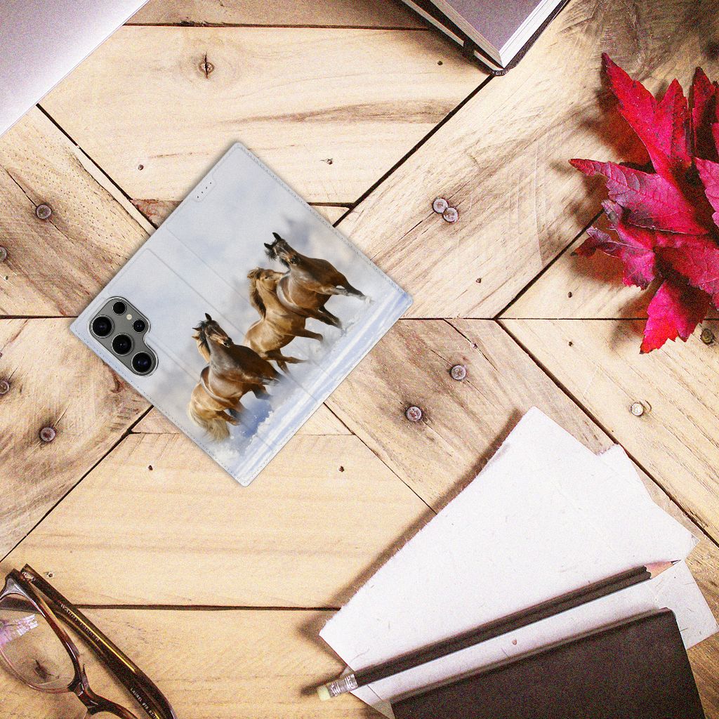 Samsung Galaxy S24 Ultra Hoesje maken Paarden met paardenprint op een houten tafel.
