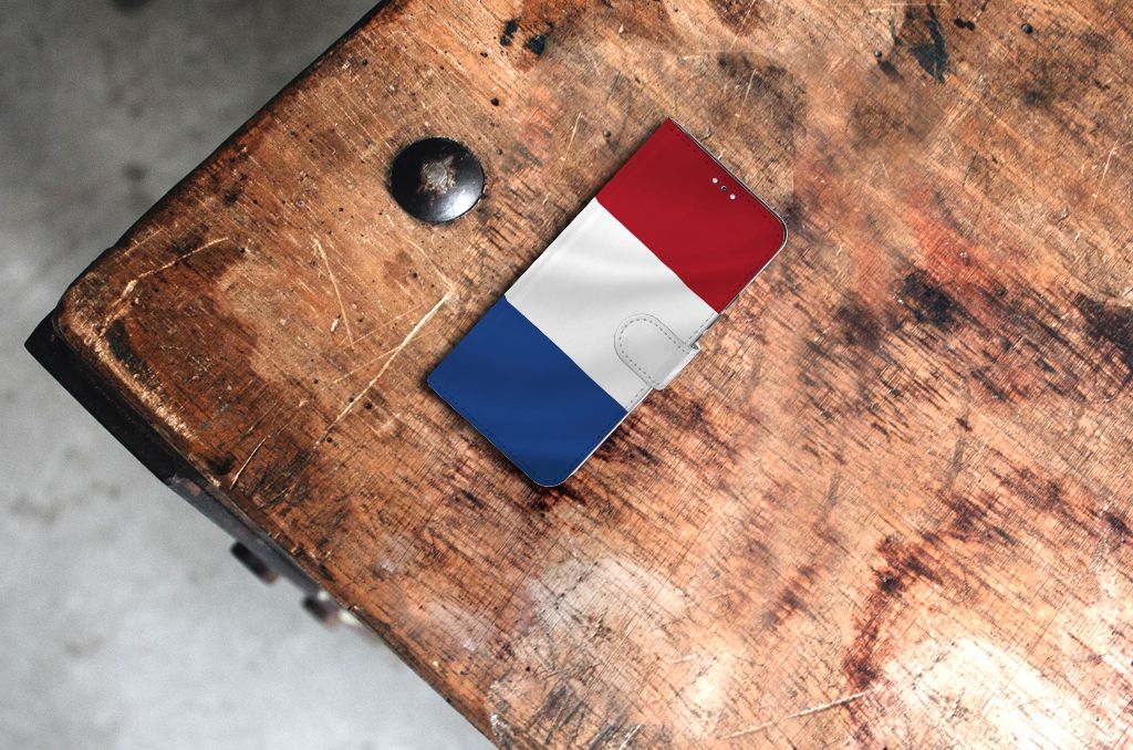 Samsung Galaxy S22 Plus Bookstyle Case Nederlandse Vlag op een houten tafel
