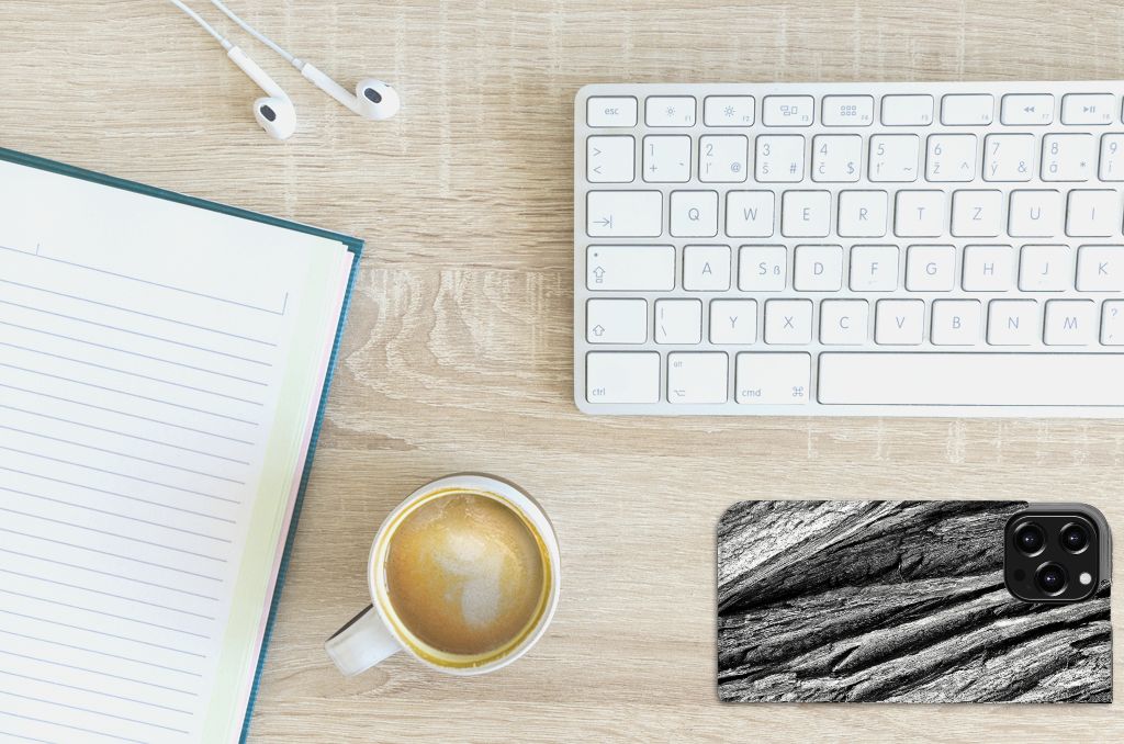 Book Wallet Case iPhone 13 Pro Max Boomschors Grijs op een bureau met koffie en notitieboek.