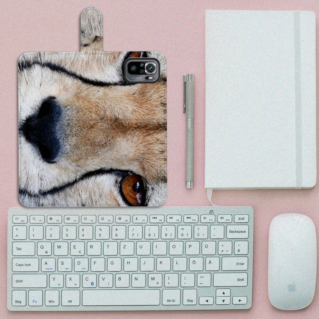 Xiaomi Redmi Note 10S | 10 4G | Poco M5s Telefoonhoesje met Pasjes Cheetah in close-up met toetsenbord en muis