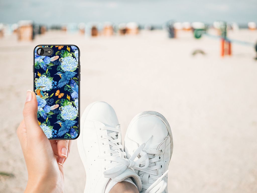 Dierenprint Telefoonhoesje voor iPhone SE 2022 | SE 2020 | 7/8 IJsvogel in hand op het strand met witte sneakers.