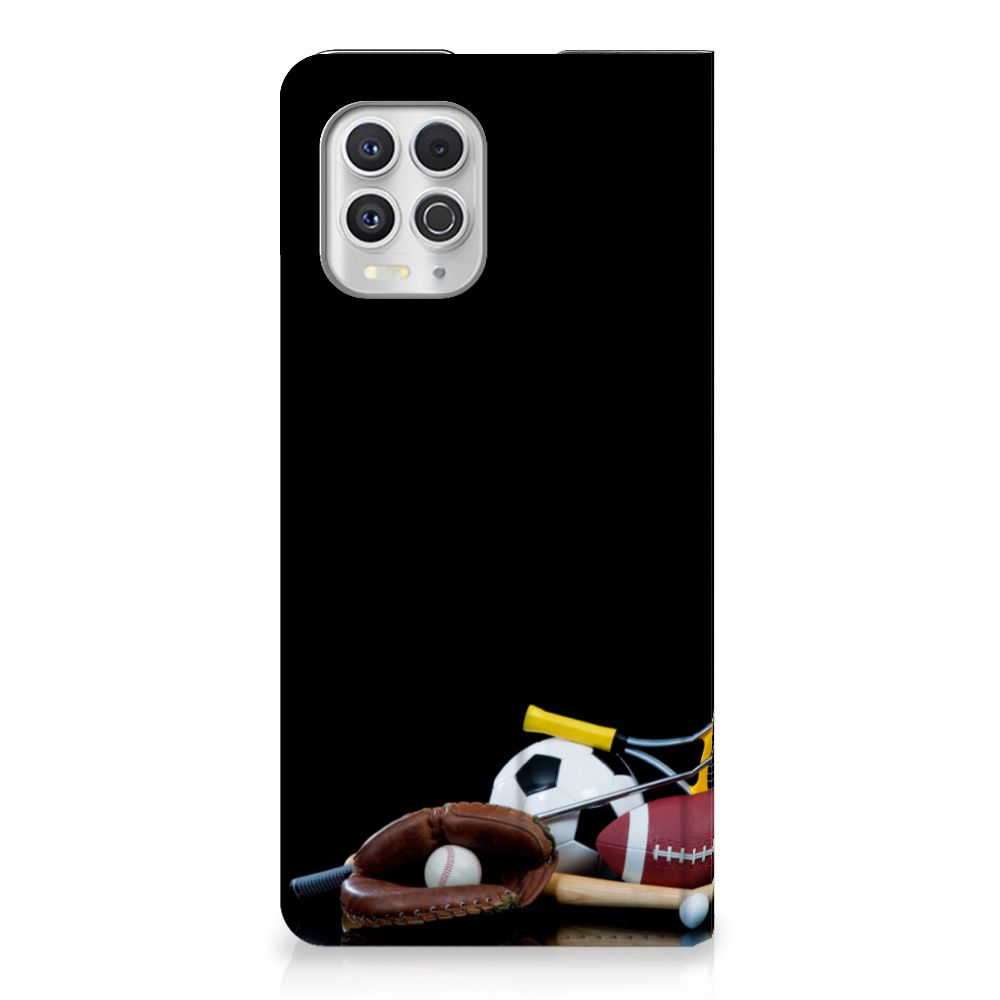 Motorola Moto G100 Hippe Standcase Sports met sportuitrusting zoals voetbal en tennis.