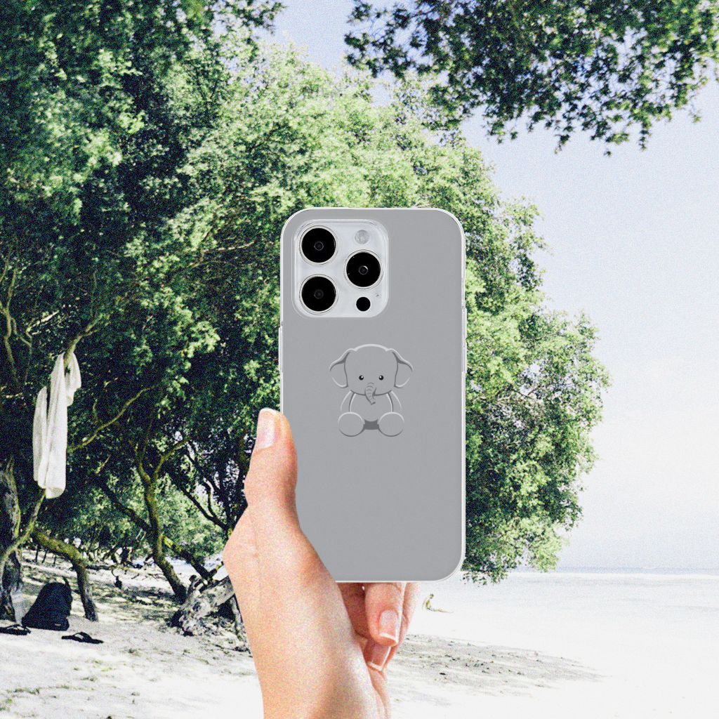 iPhone 15 Pro Max Telefoonhoesje met Naam Grijs Baby Olifant op strand met mooi groen decor.