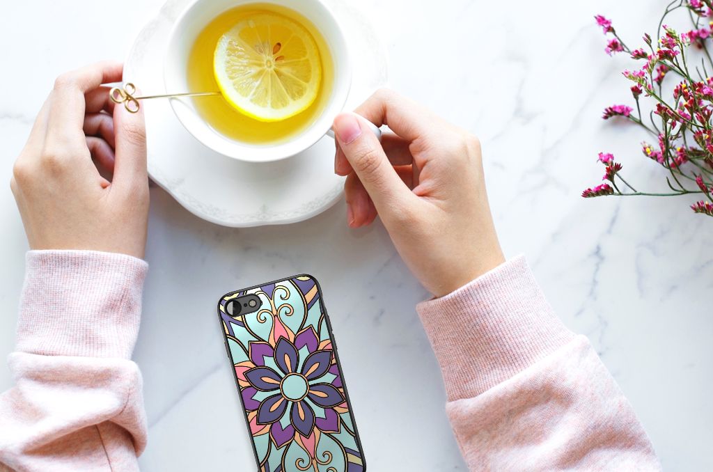 iPhone SE 2022 | SE 2020 | 7/8 Bloemen Hoesje Purple Flower met hands holding a cup of tea and a decorative phone case