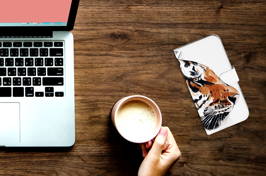 Hoesje iPhone 15 Pro Max Watercolor Tiger op tafel met laptop en kop koffie.