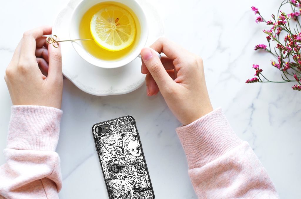 Telefoonhoesje iPhone SE 2022 | SE 2020 | 7/8 Skulls Angel op een tafel met een kopje thee en schijfje citroen.