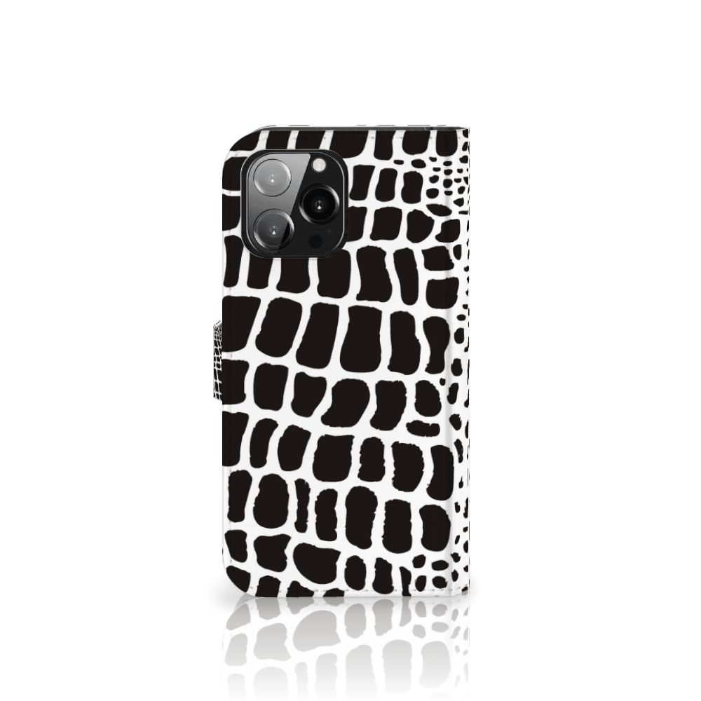 iPhone 13 Pro Max Telefoonhoesje met Pasjes Slangenprint in zwart-wit design met magnetische sluiting.