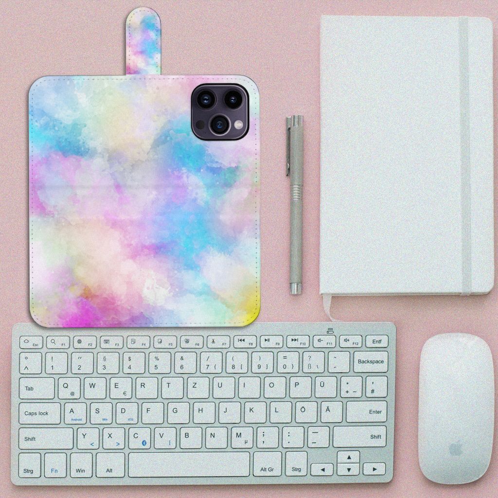 Hoesje iPhone 15 Pro Max Watercolor Light met pastelkleuren op een bureau met toetsenbord en notitieboek.