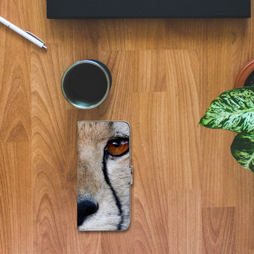 OnePlus 8T Telefoonhoesje met Pasjes Cheetah met close-up van cheeta oog op houten tafel