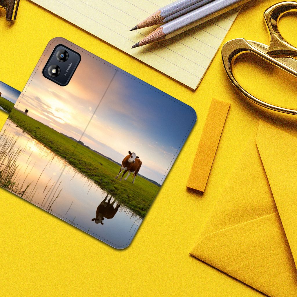 Motorola Moto E13 4G Telefoonhoesje met Pasjes Koe