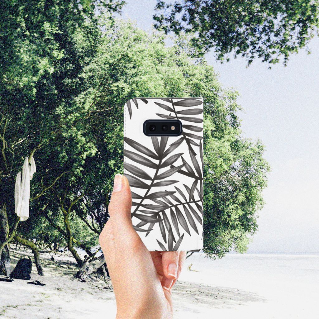 Samsung Galaxy S10e Smart Cover Leaves Grey