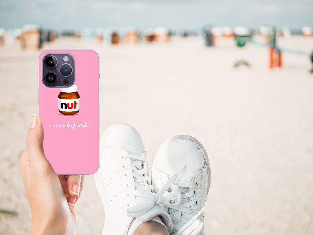 Luxe Apple iPhone 14 Pro Siliconen Case Nut Boyfriend met een roze design en chocoladepasta illustratie 🍫.