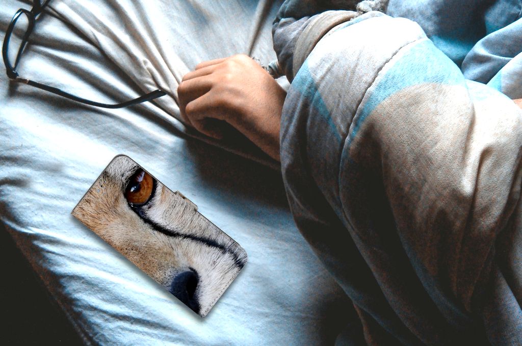 OPPO A16/A16s/A54s Telefoonhoesje met Pasjes Cheetah op bed naast persoon met dekens