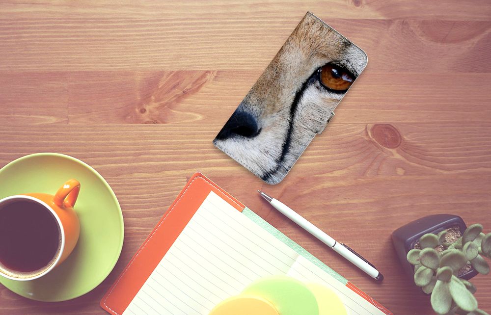 Motorola Moto G60s Telefoonhoesje met Pasjes Cheetah op een bureau met koffie en notitieboek.