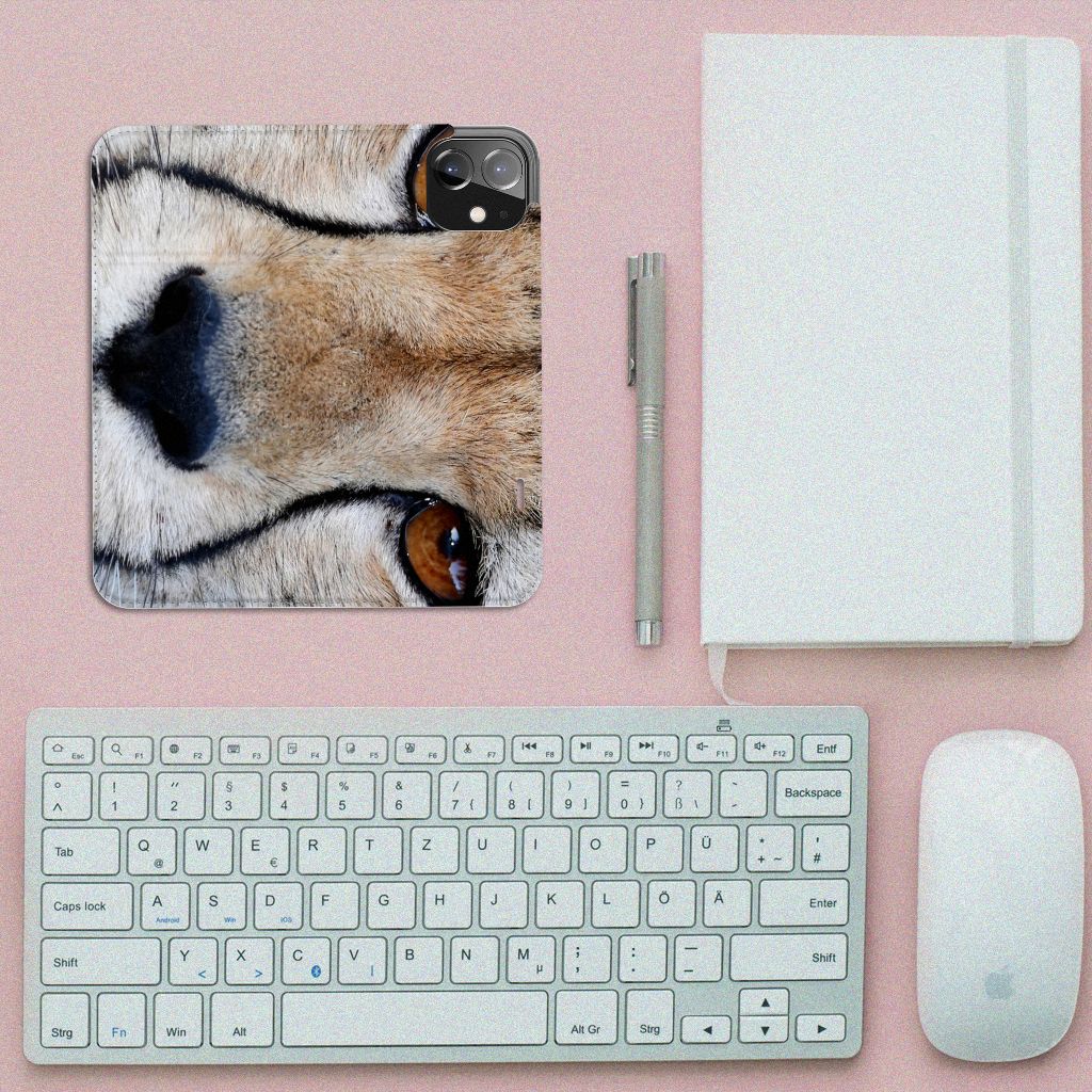 iPhone 12 | iPhone 12 Pro Hoesje maken Cheetah met close-up van jachtluipaard en bureaustoel accessoires.