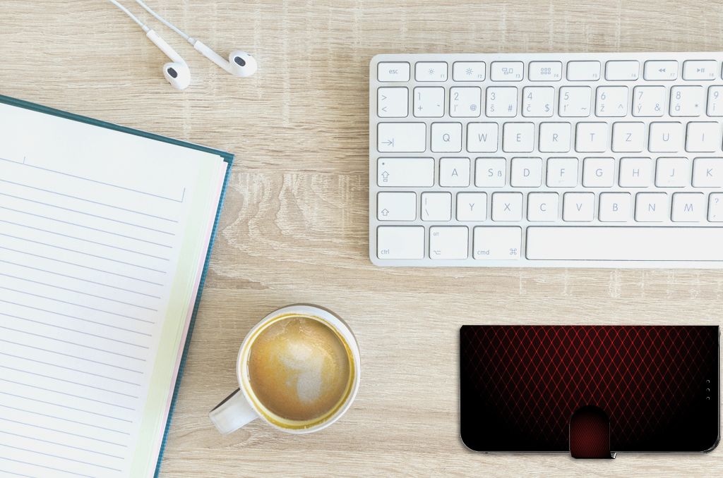 OnePlus 10T Telefoon Hoesje Geruit Rood op bureau met toetsenbord en koffie.