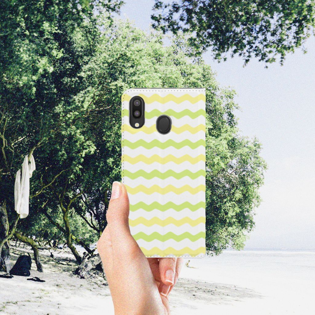 Samsung Galaxy M20 Hoesje met Magneet Waves Yellow