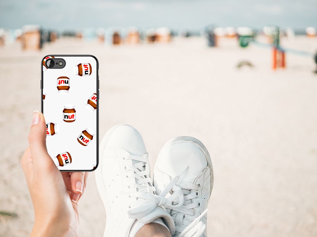 iPhone SE 2022 | SE 2020 | 7/8 Back Cover Hoesje Nut Jar met nut jar design op een strand met sneakers.