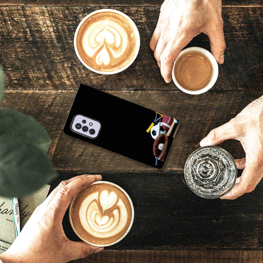Samsung Galaxy A33 5G Hippe Standcase Sports met koffiekopjes op een houten tafel.