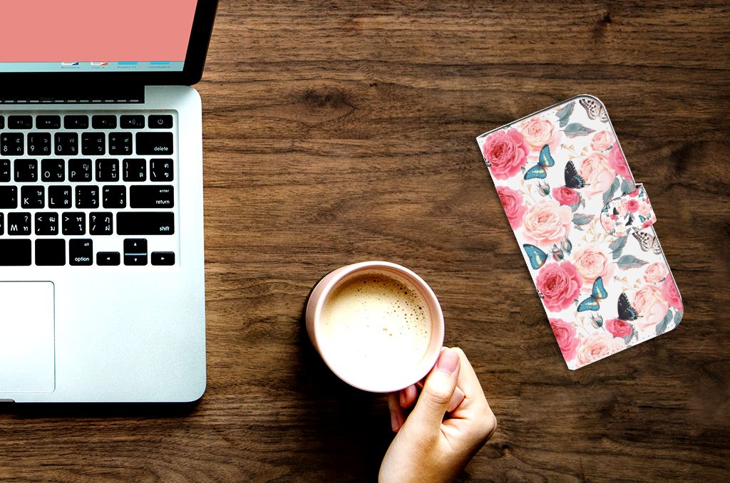 iPhone 15 Pro Max Hoesje Butterfly Roses naast een laptop en koffie, romantisch en elegant.