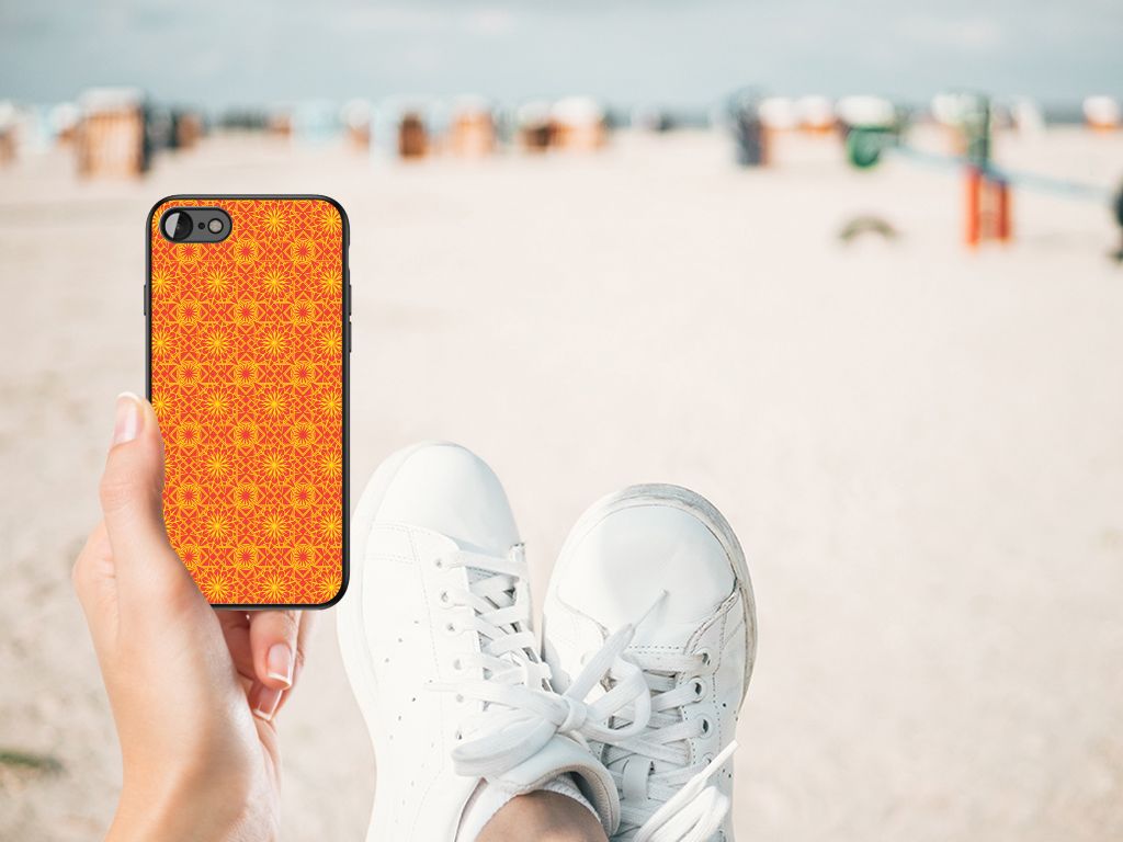 iPhone SE 2022 | SE 2020 | 7/8 Back Case Batik Oranje op een strand met sneakers.