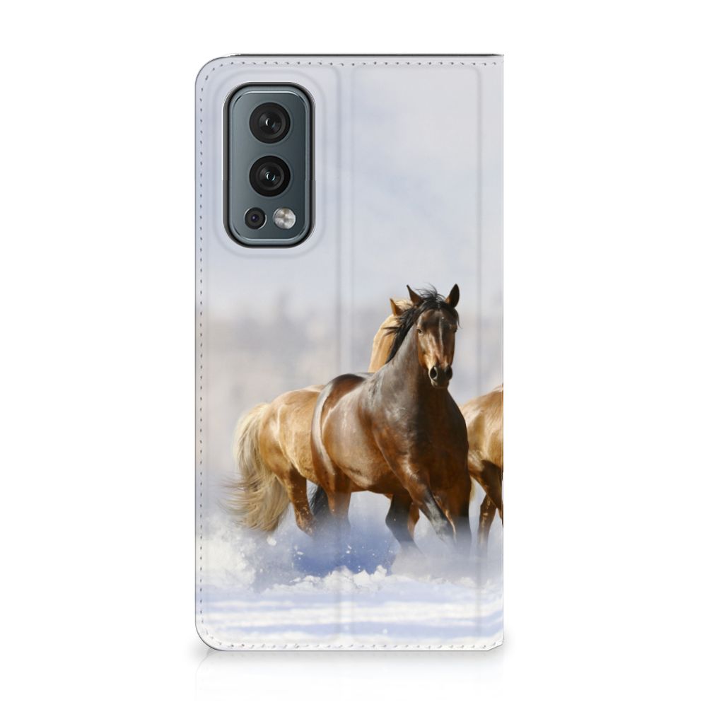 OnePlus Nord 2 5G Hoesje maken Paarden met een prachtige afbeelding van rijdende paarden in sneeuw.