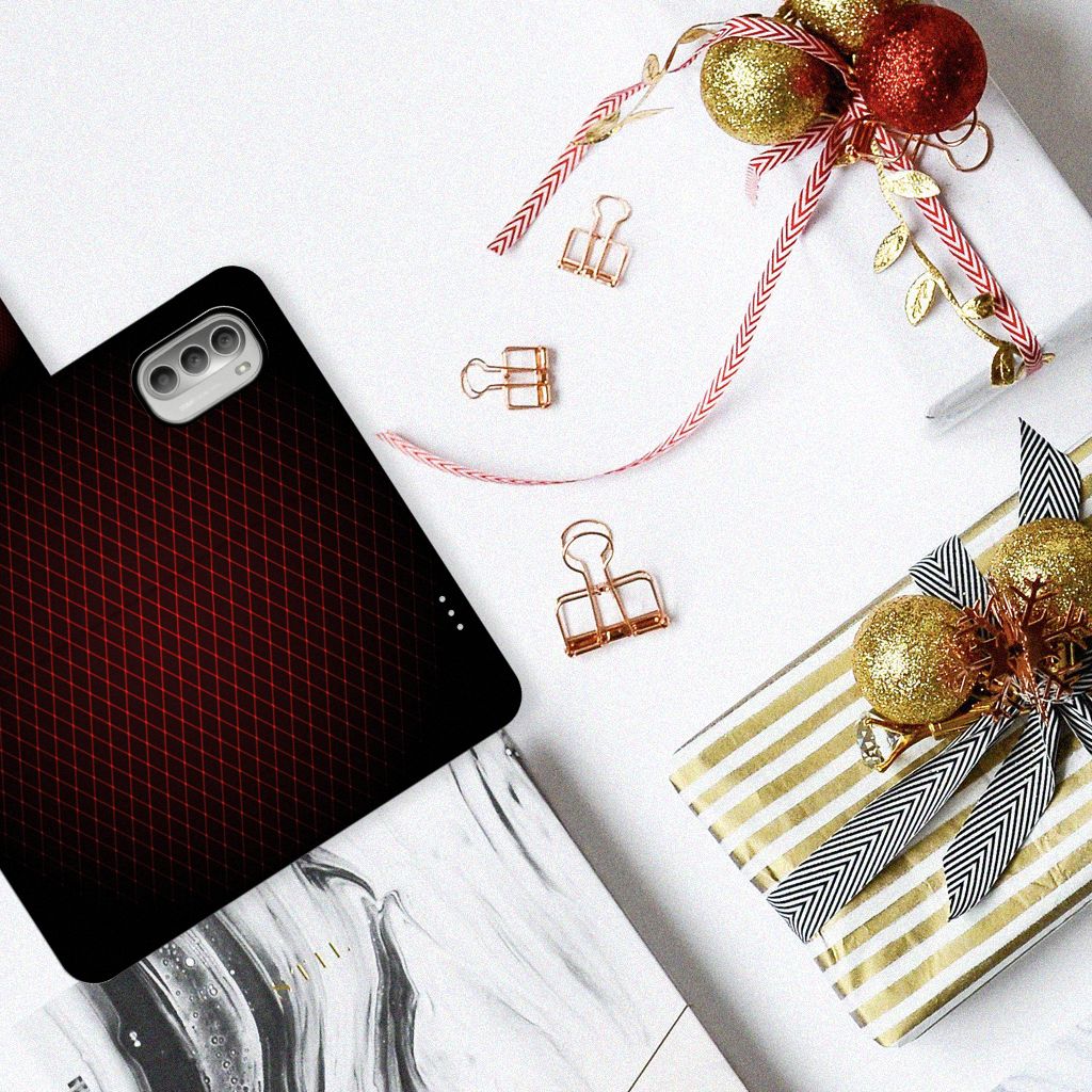 Motorola Moto G51 5G Telefoon Hoesje Geruit Rood op een tafel met geschenken en decoraties