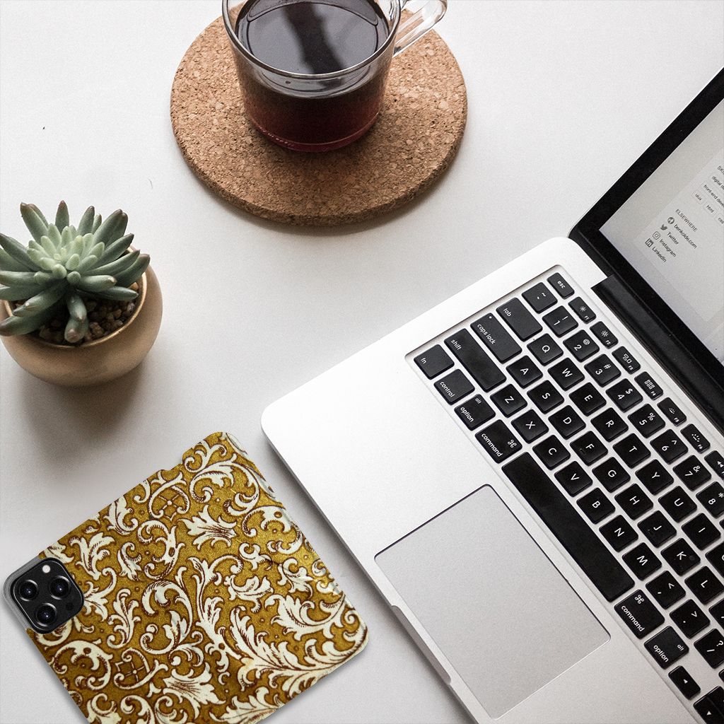 Telefoon Hoesje iPhone 13 Pro Max Barok Goud op bureau met laptop en kopje koffie